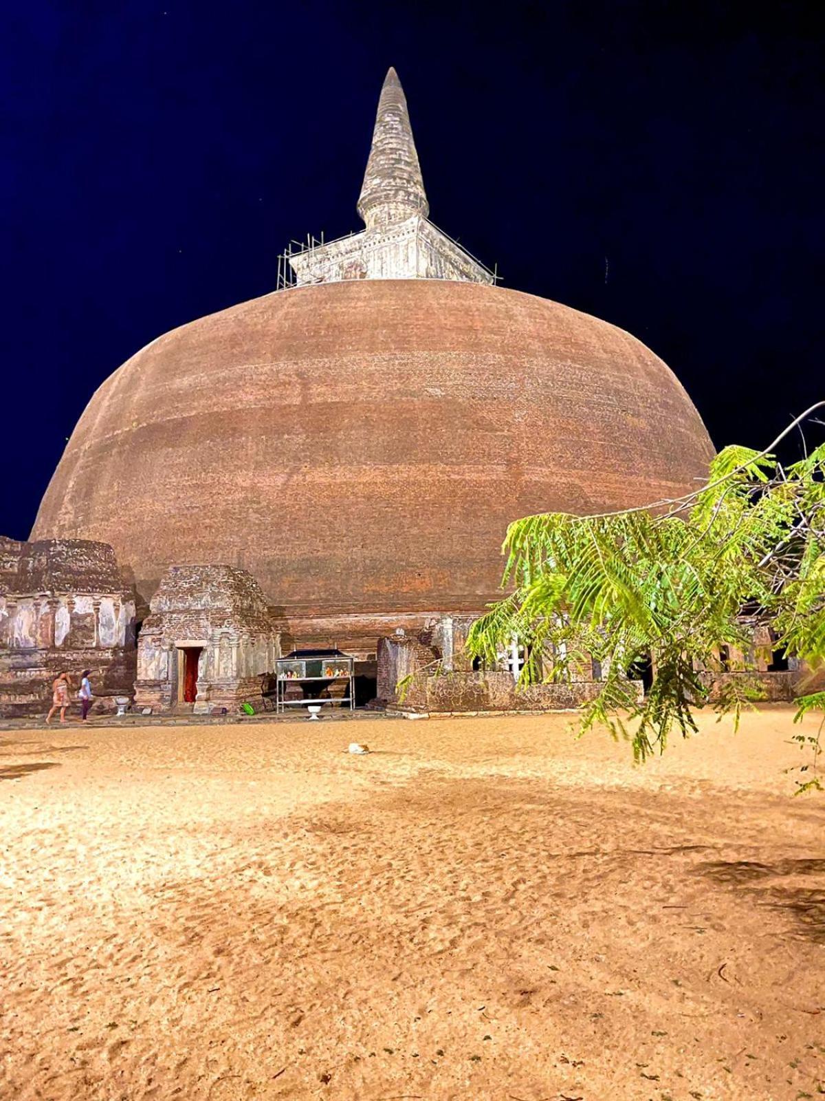 Arani Homestay Polonnaruwa Bagian luar foto